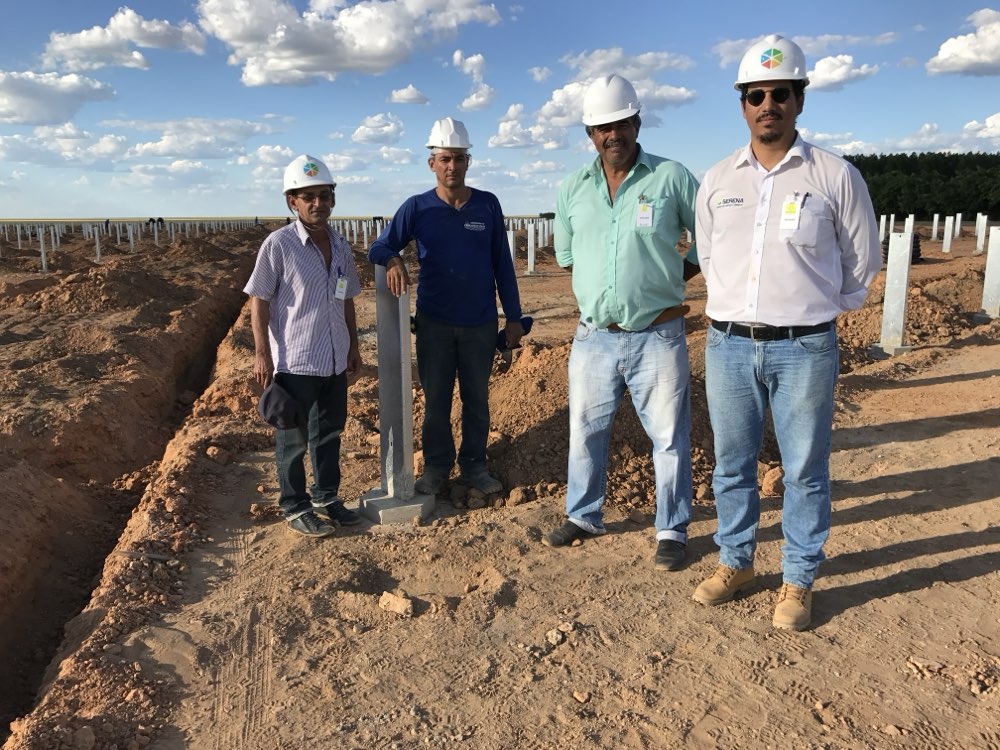 Hugo com a equipe em obra, na época da empresa da família