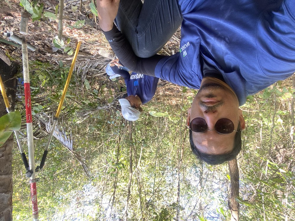 Hugo em trabalho de campo da Workin Agro, com equipamento de topografia na mata