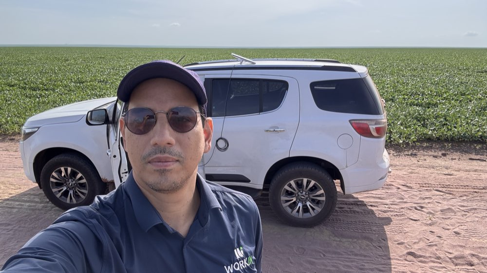 Hugo em trabalho de campo da Workin Agro, ao lado da caminhonete numa lavoura